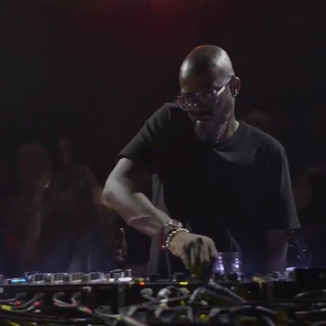 - 独臂DJ Black Coffee 再回Ibiza,史诗般的House现场重诉。