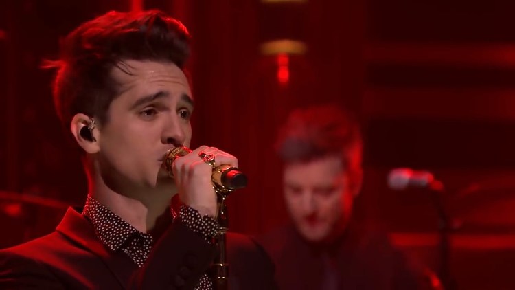  - Panic! At The Disco 做客肥伦秀，现场演唱新单 Say Amen (Saturday Night)，主场Brendon简直是行走的CD啊！