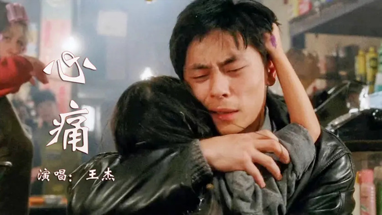 王杰经典粤语伤感歌曲《心痛,配上被虐待的小女孩,瞬间听哭!