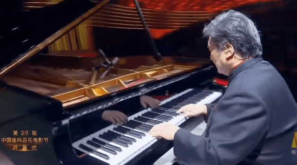  - #第32届金鸡奖开幕式#钢琴演奏家殷承宗演奏《黄河》，气势恢宏！
