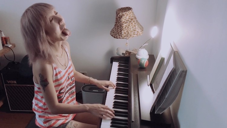  - 挑战一边弹琴一边做鬼脸