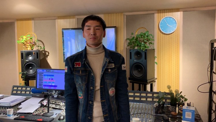  - 田间地头《采丝瓜》  早早起床来，一起采丝瓜