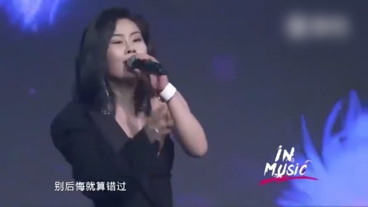 袁娅维现场演唱《说散就散》,中途突然伴奏消失,依然继续演唱