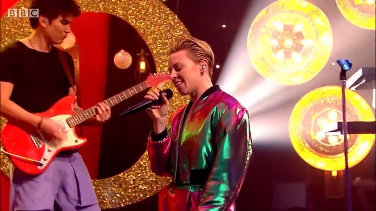 - 腊肉La Roux做客最新英国电视节目,现场表演新专主打《International Woman of Leisure》