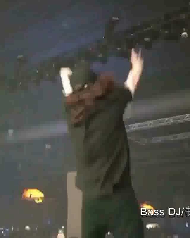  - Bass DJ/制作人Subtronics的新歌在现场放倒了几个Headbangers？
