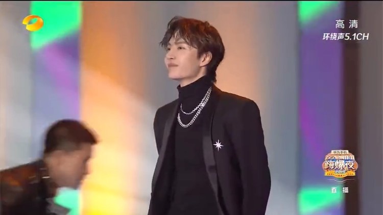 双十一#王一博带来歌舞表演《turn up the music》
