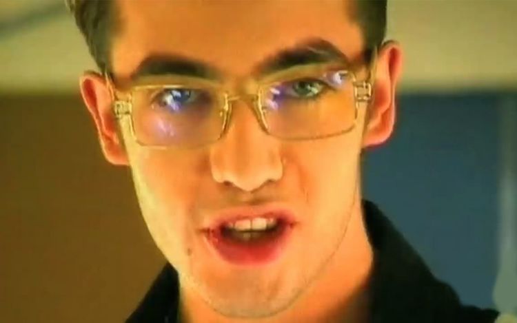 - 终于找到这首“蚂蚁牙黑”的原唱了,当年拿下32个国家冠军,经典