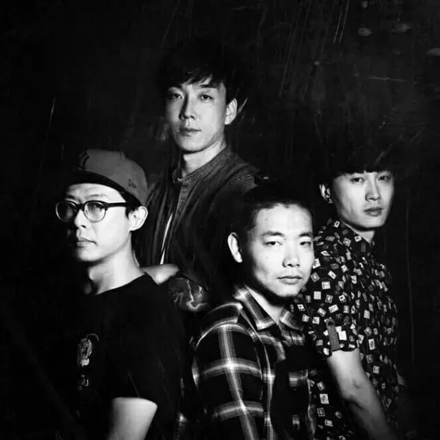 不可撤销乐队成立于2013年,由主唱吴文青树,吉他卢永宁,贝斯喜子,鼓手