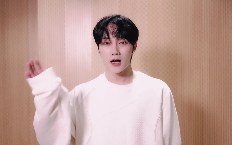 - 刘也翻唱《看月亮爬上来》