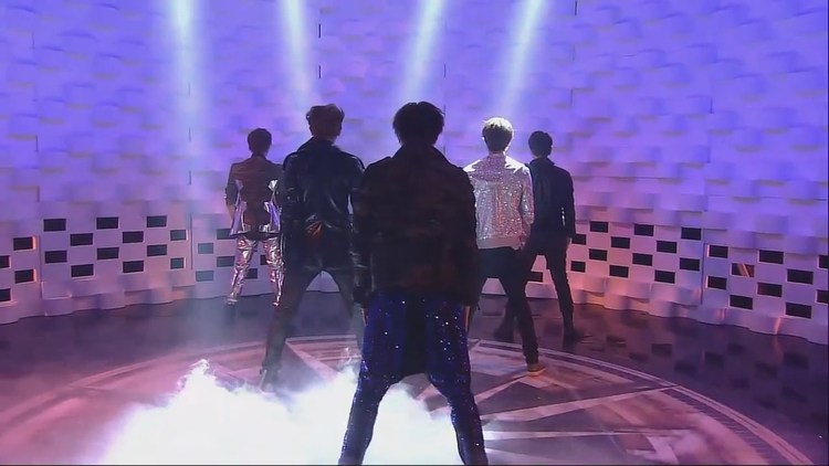  - 【回顾】八年前的今天(120408)，EXO-K 带来<MAMA>的出道舞台