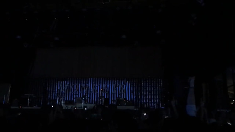  - 马德里 Mad cool音乐节上Arctic Monkeys的《Four out of five》，这台风稳得一批