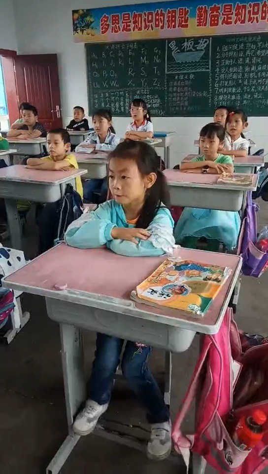  - 唱着《明天就要毕业了》，二年级的孩子眼里有泪花