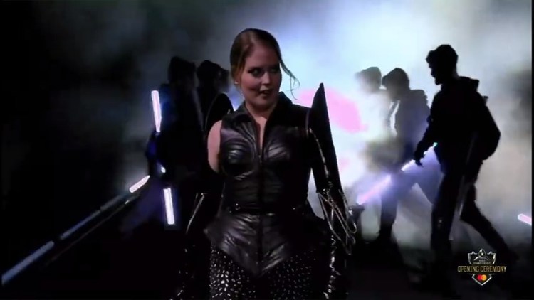  - S9开幕式表演I：由Valerie Broussard演唱的2019赛季主题曲《Awaken》