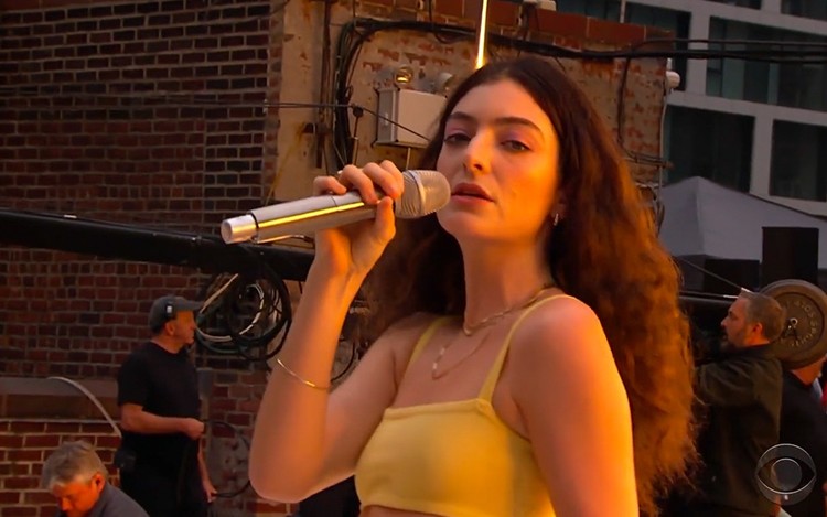  - 【首演现场】Lorde表演新单《Solar Power》