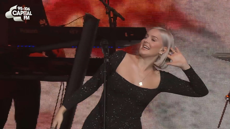 【猴姆独家】#anne-marie#最新jinglebellball演唱会献唱lonely,2002