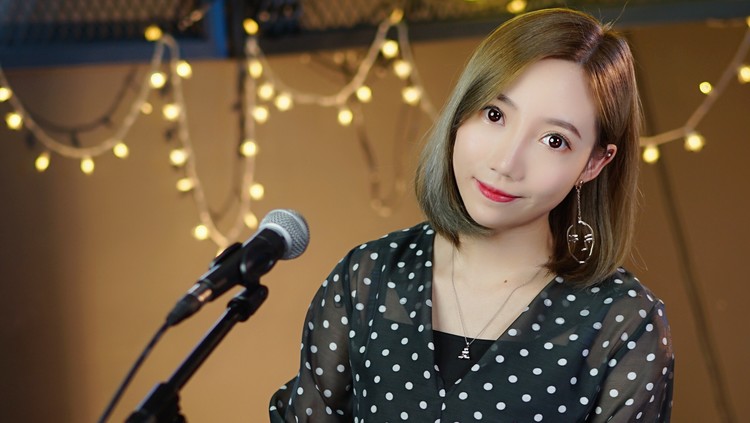  - 卫兰粤语流行《街灯晚餐》女生弹唱 轻柔好听 #初夏微醺#