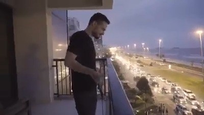  - 太有爱了！莉莉Liam Payne来了到了里约，很多歌迷得知他去了某酒店，在酒店下等莉莉出门。莉莉看到很多歌迷在楼下等待，于是干脆就在阳台为他们唱歌，唱了One Direction的《Little Things》，还有叫他伴奏。歌迷兴奋不已，必须大合唱