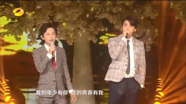 何炅李易峰搭档组cp合唱《年少有你》,两人配合得好默契,画面好有爱!