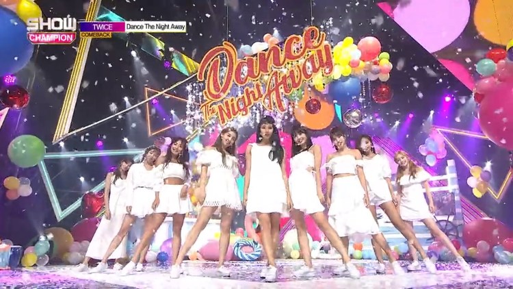twice在show champion带来《dance the night away》,白色裙子打歌服
