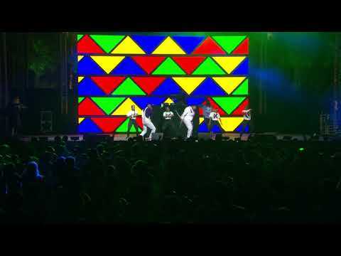  - 美国说唱女歌手Kamaiyah，在2018Coachella 音乐节表演《How Does It Feel》，身后的嘻哈舞团伴舞大大加分！
