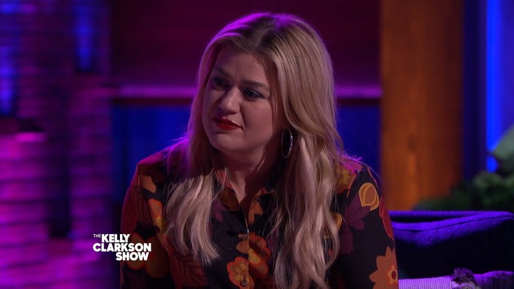 - Kelly Clarkson最新个人脱口秀与来宾Cyndi Lauper互动,肥K坦言能与老牌歌手Cyndi Lauper合作《True Colors》就像美梦成真一样!