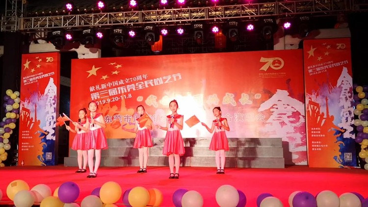  - 天安门上红旗飘