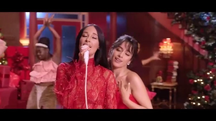  - 卡妹Camila Cabello联手Kacey Musgraves 最新在“圣诞秀”上表演的单曲《Rockin’ Around the Christmas Tree》现场视频首播！