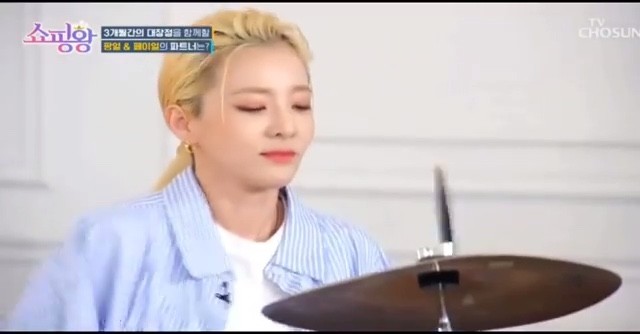  - DARA 在昨晚首播的新综艺‘购物王’中带来架子鼓表演