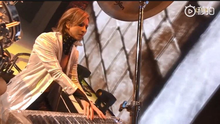  - #第69回NHK红白歌会#YOSHIKI feat. HYDE「Red Swan」，炸裂全场！ ​