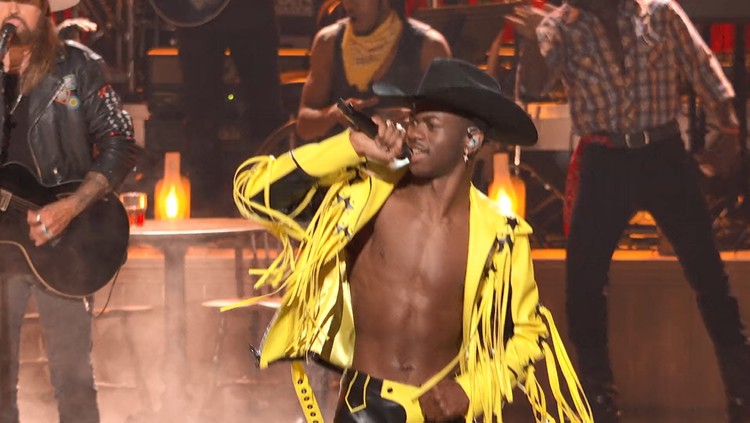  - 【猴姆独家】鸡冻！#Lil Nas X#联手麦粒老爸#Billy Ray Cyrus#最新BET盛典全球首演年度神曲老城路《Old Town Road》终于等到俩人合体首演了！这首歌还能神多久？！