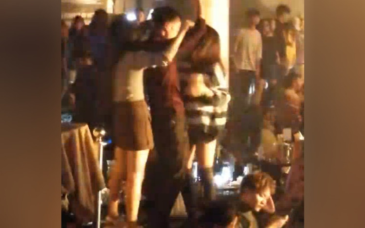 - 男孩子一个人去夜店蹦迪一定要保护好自己!