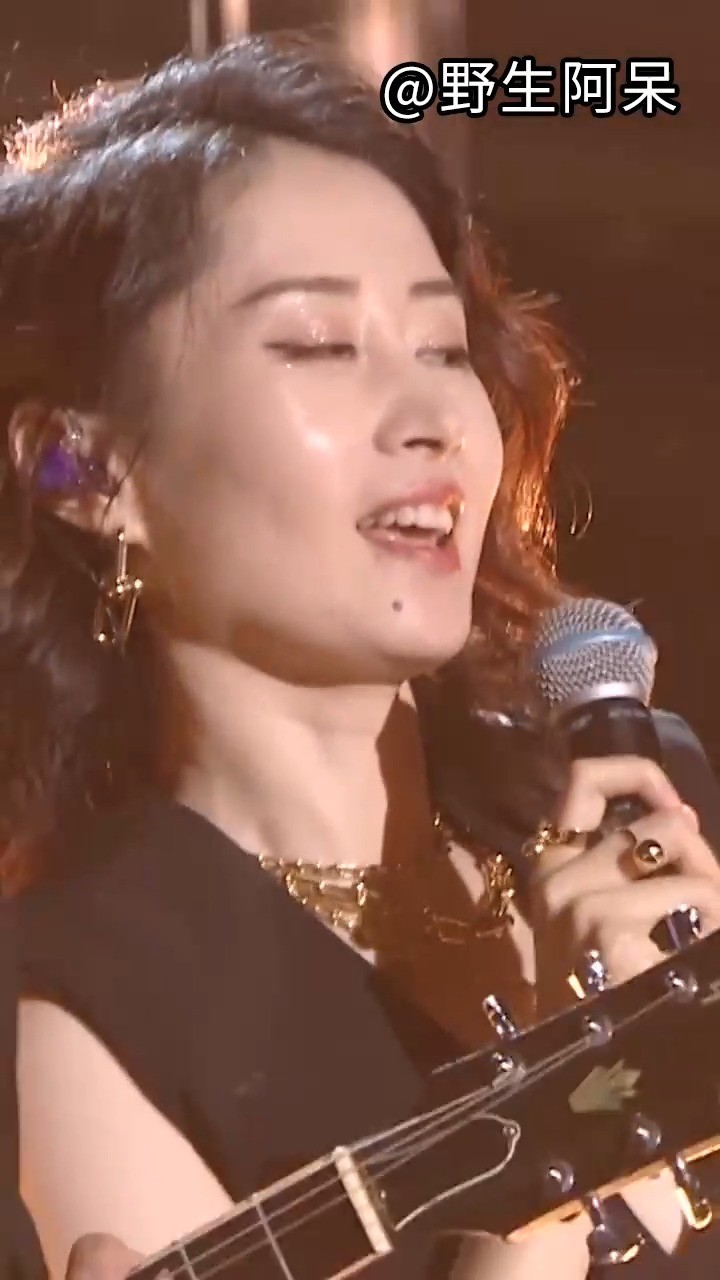 刘敏涛深情演绎歌曲红色高跟鞋看到敏涛姐的表情让人忍俊不禁
