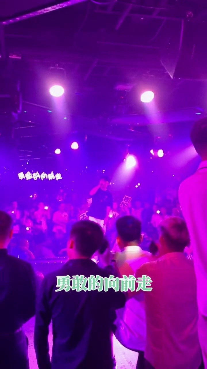 《你的答案》子尧现场#演唱会现场#最怕酒吧突然