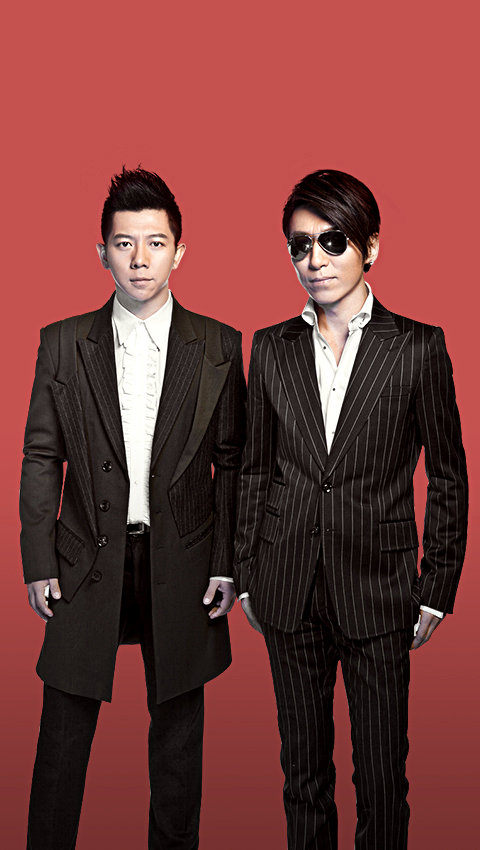 但是就是有一种让人勇往直前的魔力在其中,轻快的旋律和羽泉与黄征的