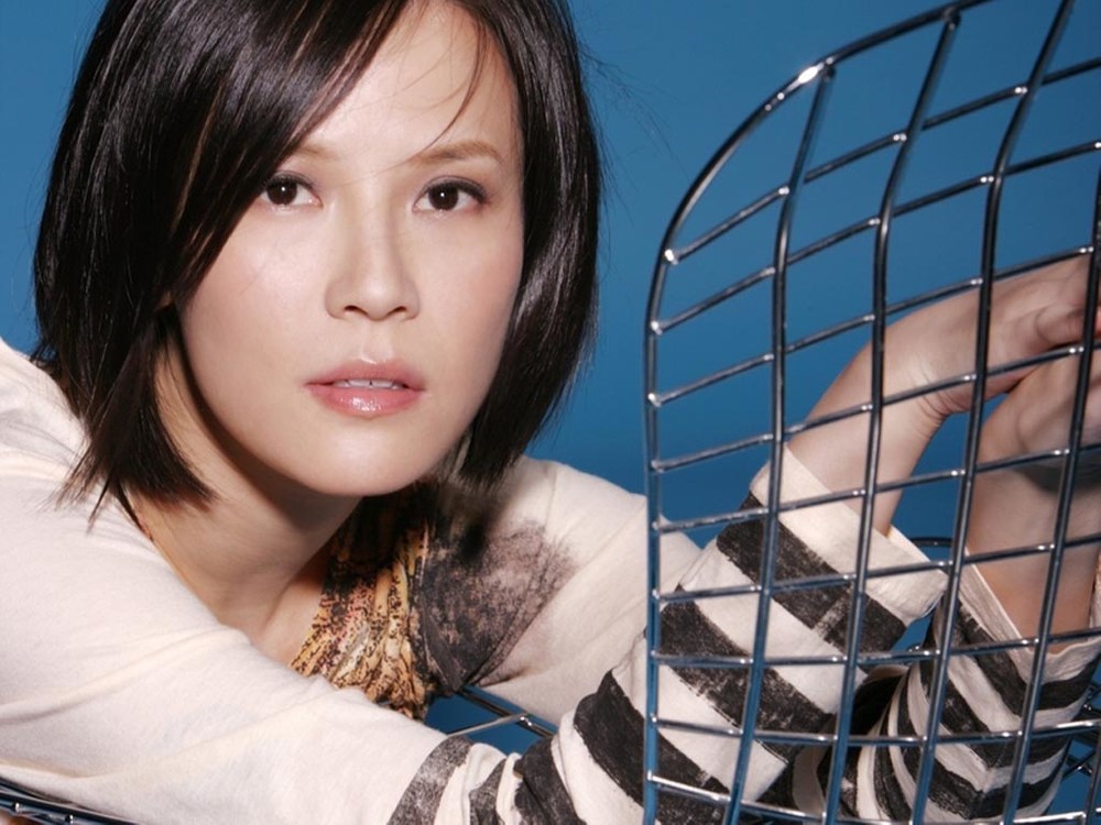 《推开世界的门》是杨乃文发行于2016年的专辑《离心力》中的一首歌曲