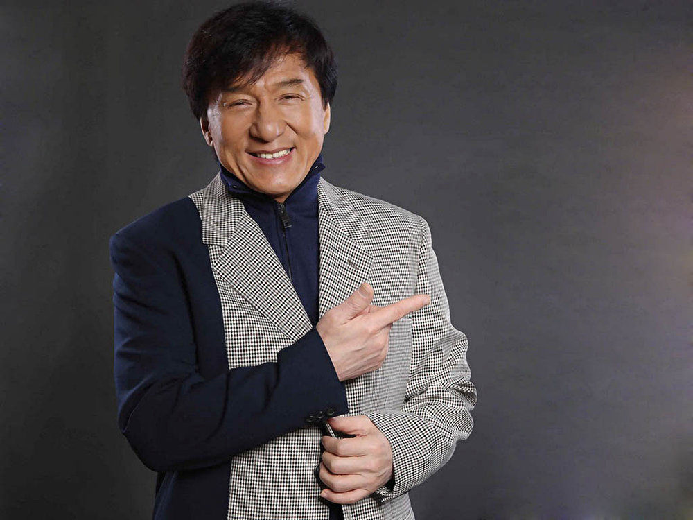 成龙也是歌手,唱的人落泪!