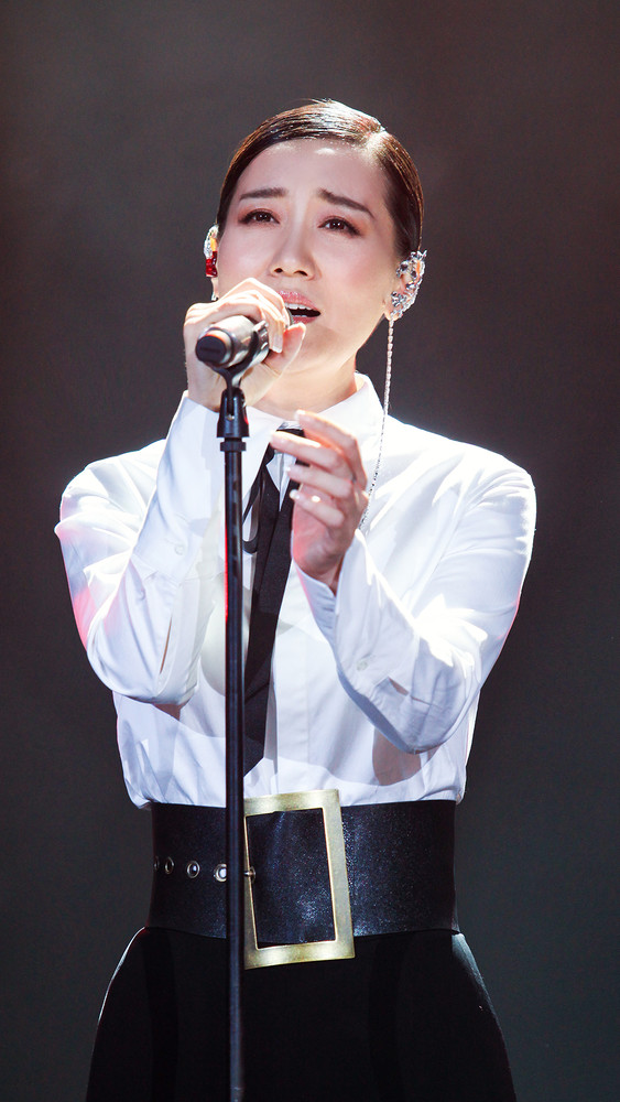 今天让我们共同回顾蒙面唱将谭晶的那些金曲.