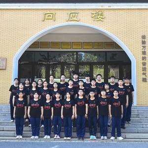 大连保税区第一高级中学向应合唱团