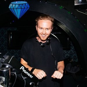 Roof资料,Roof最新歌曲,RoofMV视频,Roof音乐专辑,Roof好听的歌