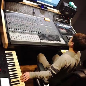 黄岳资料,黄岳最新歌曲,黄岳MV视频,黄岳音乐专辑,黄岳好听的歌