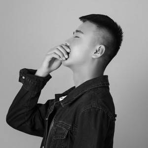 三岁半小靳资料,三岁半小靳最新歌曲,三岁半小靳MV视频,三岁半小靳音乐专辑,三岁半小靳好听的歌