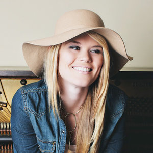 Nicolle Galyon资料,Nicolle Galyon最新歌曲,Nicolle GalyonMV视频,Nicolle Galyon音乐专辑,Nicolle Galyon好听的歌