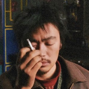 对面的女孩看过来