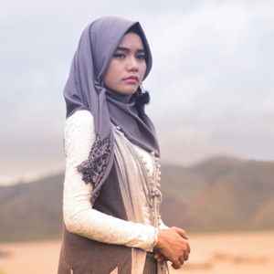 Sri Fayola资料,Sri Fayola最新歌曲,Sri FayolaMV视频,Sri Fayola音乐专辑,Sri Fayola好听的歌