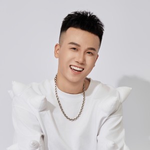 若不是为了碎银几两,谁愿意把青春留在他乡,谁愿意颠沛流离四处流浪,我记得故乡的模样,故乡却早已把我遗忘……#谁不是为了梦想在流浪#温梓豪小助手 DOU+小助手