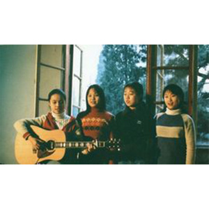 四个女生 - 飞跃歌舞闹新春 (伴奏)
