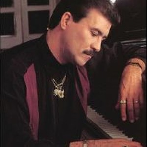 Tito Rojas资料,Tito Rojas最新歌曲,Tito RojasMV视频,Tito Rojas音乐专辑,Tito Rojas好听的歌