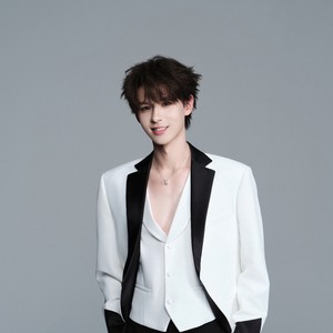 何浩楠资料,何浩楠最新歌曲,何浩楠MV视频,何浩楠音乐专辑,何浩楠好听的歌