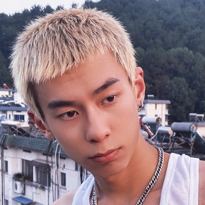 卢薇恩资料,卢薇恩最新歌曲,卢薇恩MV视频,卢薇恩音乐专辑,卢薇恩好听的歌