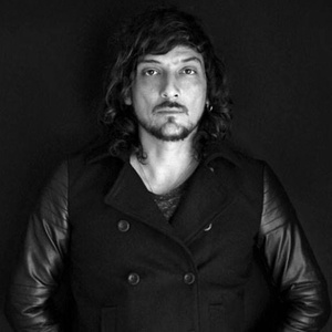 León Larregui